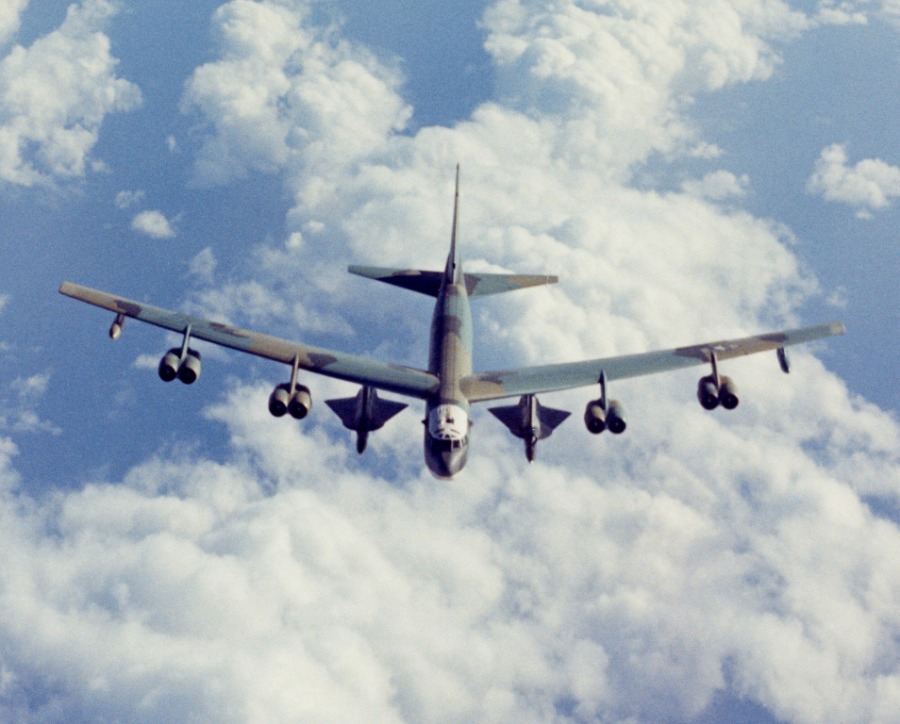 A USAF B-52 Stratofortress carrying 2 Lockheed D-21 recon drones 